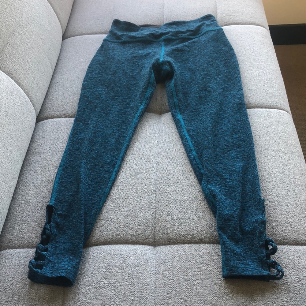 Beyond yoga crop leggings. Interlock inserts at bottom.